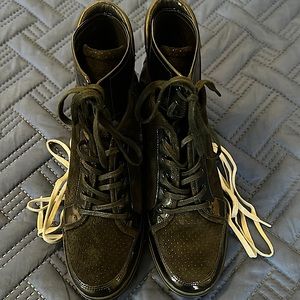 Tsubo 2” black wedge booties